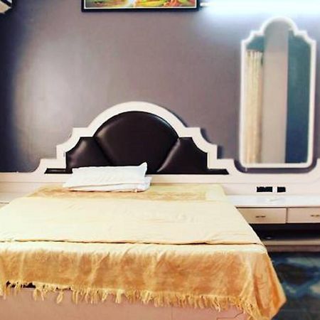 Hotel Vishwamitra Lātūr Esterno foto