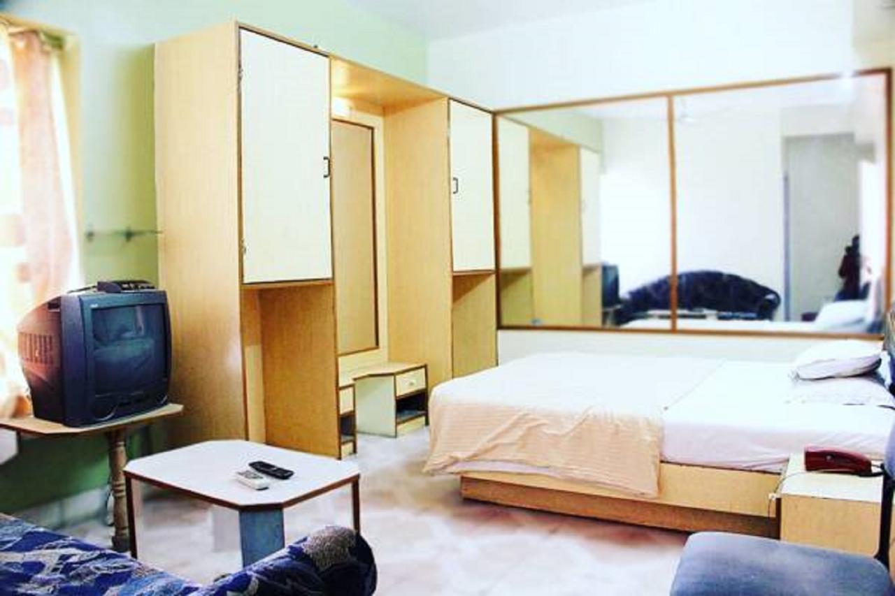 Hotel Vishwamitra Lātūr Esterno foto