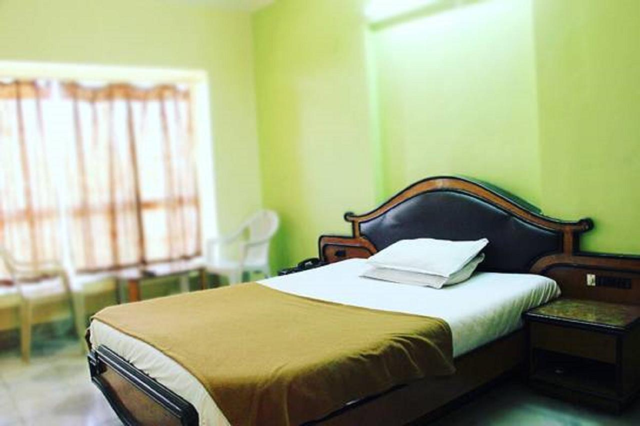 Hotel Vishwamitra Lātūr Esterno foto