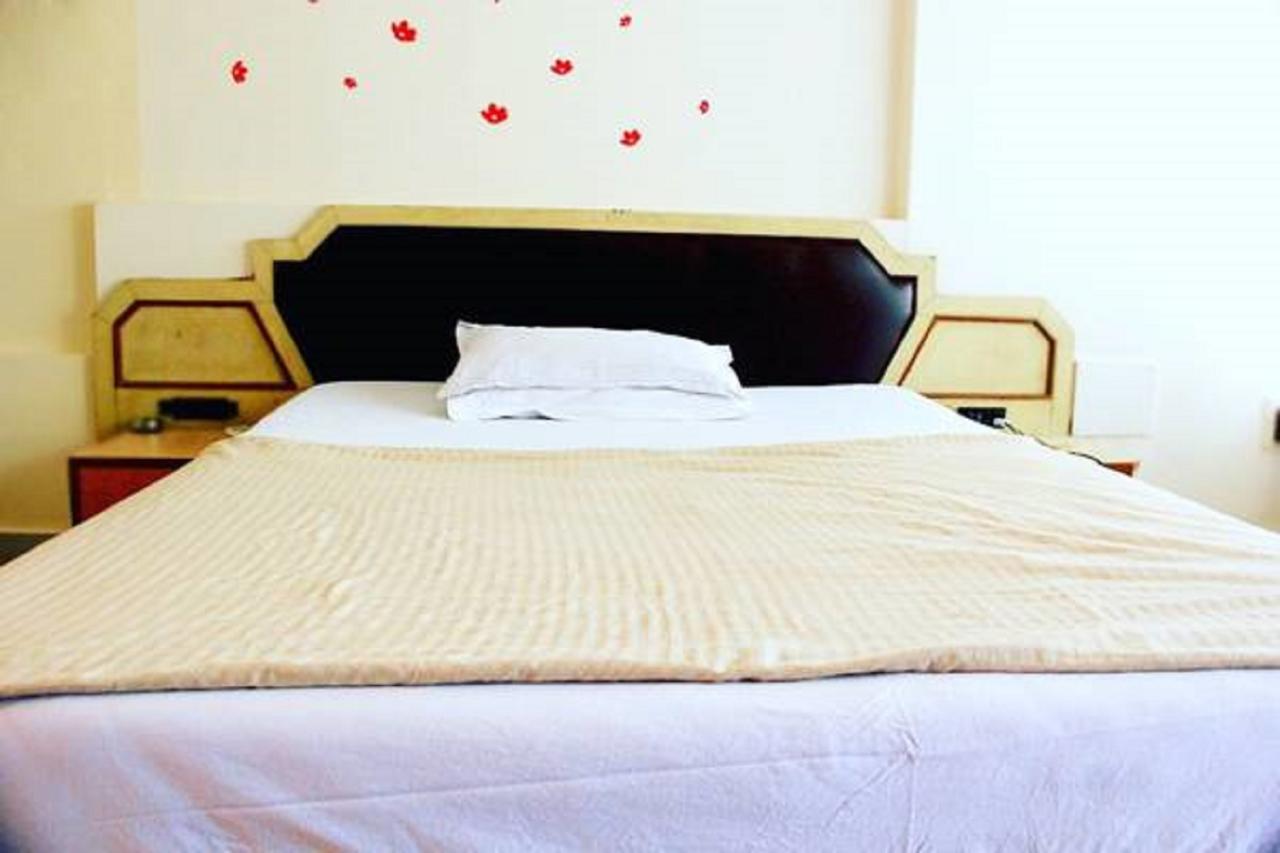 Hotel Vishwamitra Lātūr Esterno foto